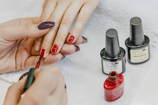 Due to the high concentration of solvents, the nail polish will have a bad smell sometimes. 